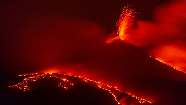 Le mont Etna brille de lave alors que les éruptions illuminent le ciel nocturne