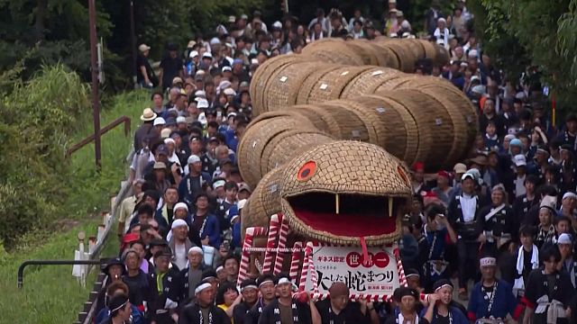 Un serpent géant en bambou défile dans un village japonais