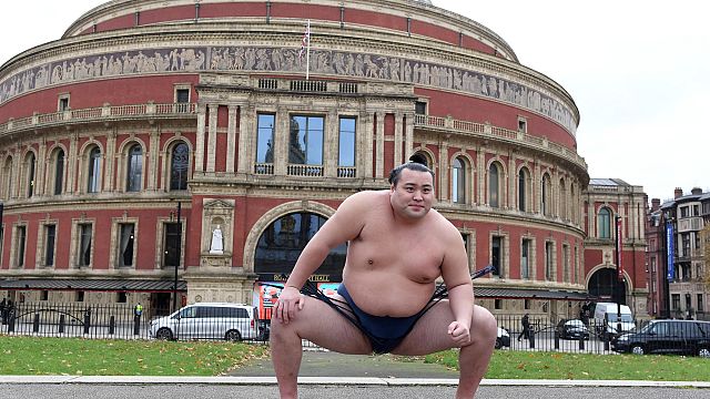 Les lutteurs de sumo apportent l'ancienne tradition japonaise à Londres