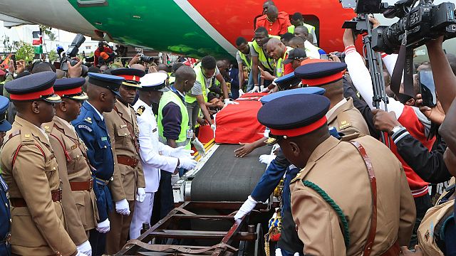 Des milliers de Kényans accueillent la dépouille de Raila Odinga à Nairobi