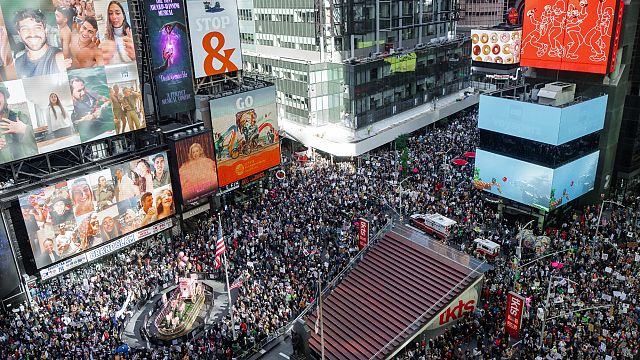 USA : Tens of thousand take to the streets in Anti-Trump 'No kings' protests