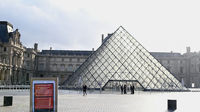 Louvre Museum closes after daring daylight jewel heist in Paris
