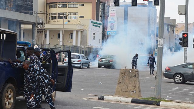 Nigerijski predsednik zamenjal visoke varnostne uradnike zaradi nemirov in govoric o državnem udaru