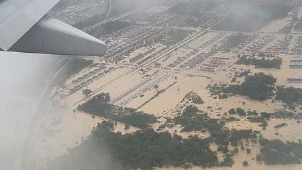 Malaysian Emergency Services Volunteers Rescue From Flooding