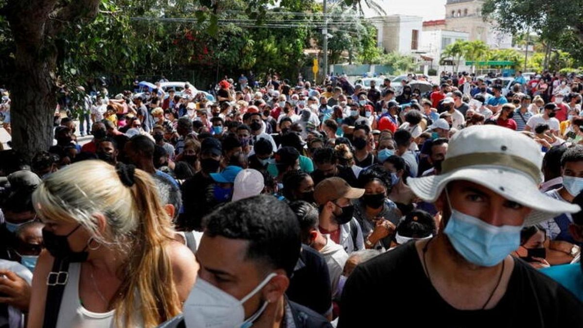 Cubanos protestan frente a embajada de Panamá en La Habana tras