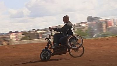 Un Kényan conçoit un fauteuil roulant à partir de pièces recyclées