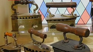 Russie : exposition d'anciennes collections de fers à repasser au monde [No Comment]