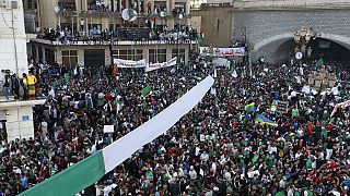 Algérie : des milliers de personnes à Alger pour fêter les un an du "Hirak"