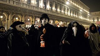 People take part in plague procession in Venice amid coronavirus outbreak [No Comment]