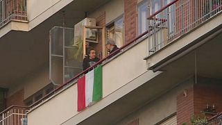 Coronavirus: quarantined Italians dance on their balconies [No Comment]