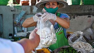 Coronavirus: Social Distancing for Thai food delivery drivers [No Comment]