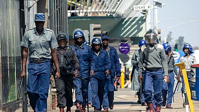 Coronavirus : au Zimbabwe, la police dans les rues pour faire respecter le confinement