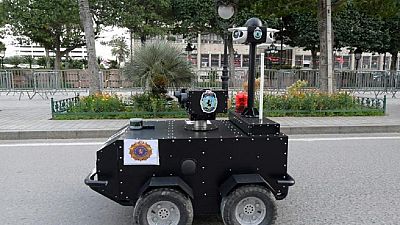 Covid-19 : un robot policier dans les rues de Tunis pour faire respecter le confinement