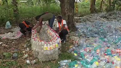 Cameroun : des pirogues à partir de bouteilles en plastique