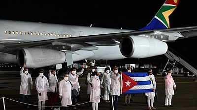COVID-19: les États-Unis critiquent l'Afrique du Sud pour avoir accepté des médecins cubains
