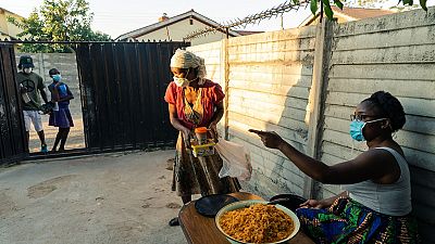 Zimbabwean woman feeds people starved by COVID-19