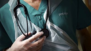 FILE - Un medico in formazione tiene il suo stetoscopio durante una visita a un paziente nel reparto C22 del Royal Blackburn Teaching Hospital, a Blackburn, in Inghilterra,