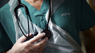 ARCHIVO - Un médico en formación sostiene su estetoscopio durante una visita a un paciente en la sala C22 del Royal Blackburn Teaching Hospital, en Blackburn, Inglaterra,