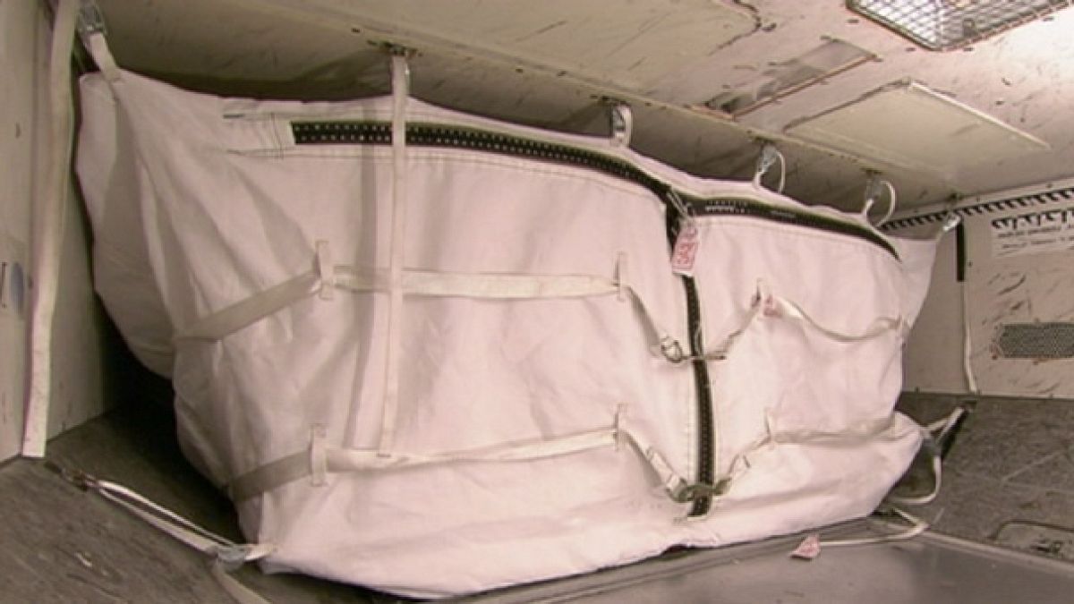 Bombensichere Container sollen Flugzeuge sichern