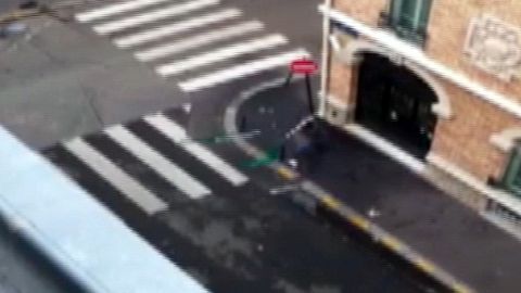 Homme en colère devant le consulat de Libye à Paris