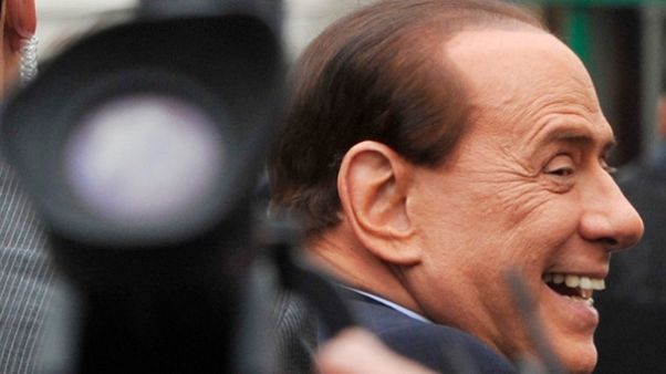 Berlusconi no banco dos réus Berlusconi no banco dos réus