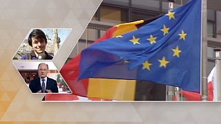 Was symbolisieren Europafahne und Europahymne?