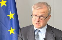Rehn: "Grecia estará en el euro el próximo año"