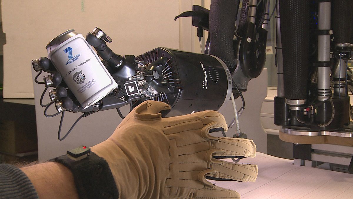 Mão humana nos robôs