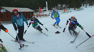 Prima competizione sciistica per adolescenti con handicap