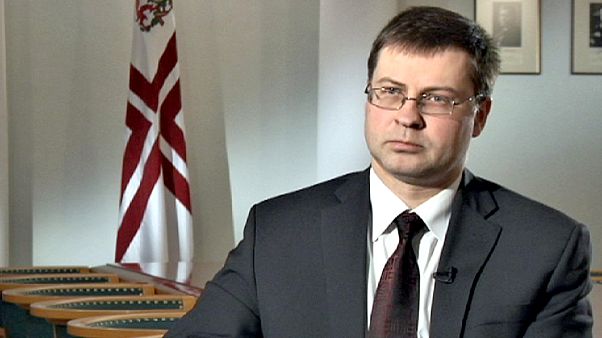 Primeiro ministro letão justifica a entrada na Zona Euro à euronews Primeiro ministro letão justifica a entrada na Zona Euro à euronews