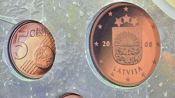 Διχασμένη η Λετονία για την ένταξη στην ευρωζώνη Διχασμένη η Λετονία για την ένταξη στην ευρωζώνη