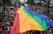 Rétromachine : le drapeau arc-en-ciel est créé pour la "gay and lesbienne freedom day parade" de San Francisco