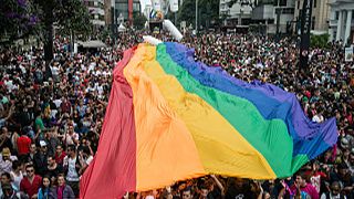Rétromachine : le drapeau arc-en-ciel est créé pour la "gay and lesbienne freedom day parade" de San Francisco