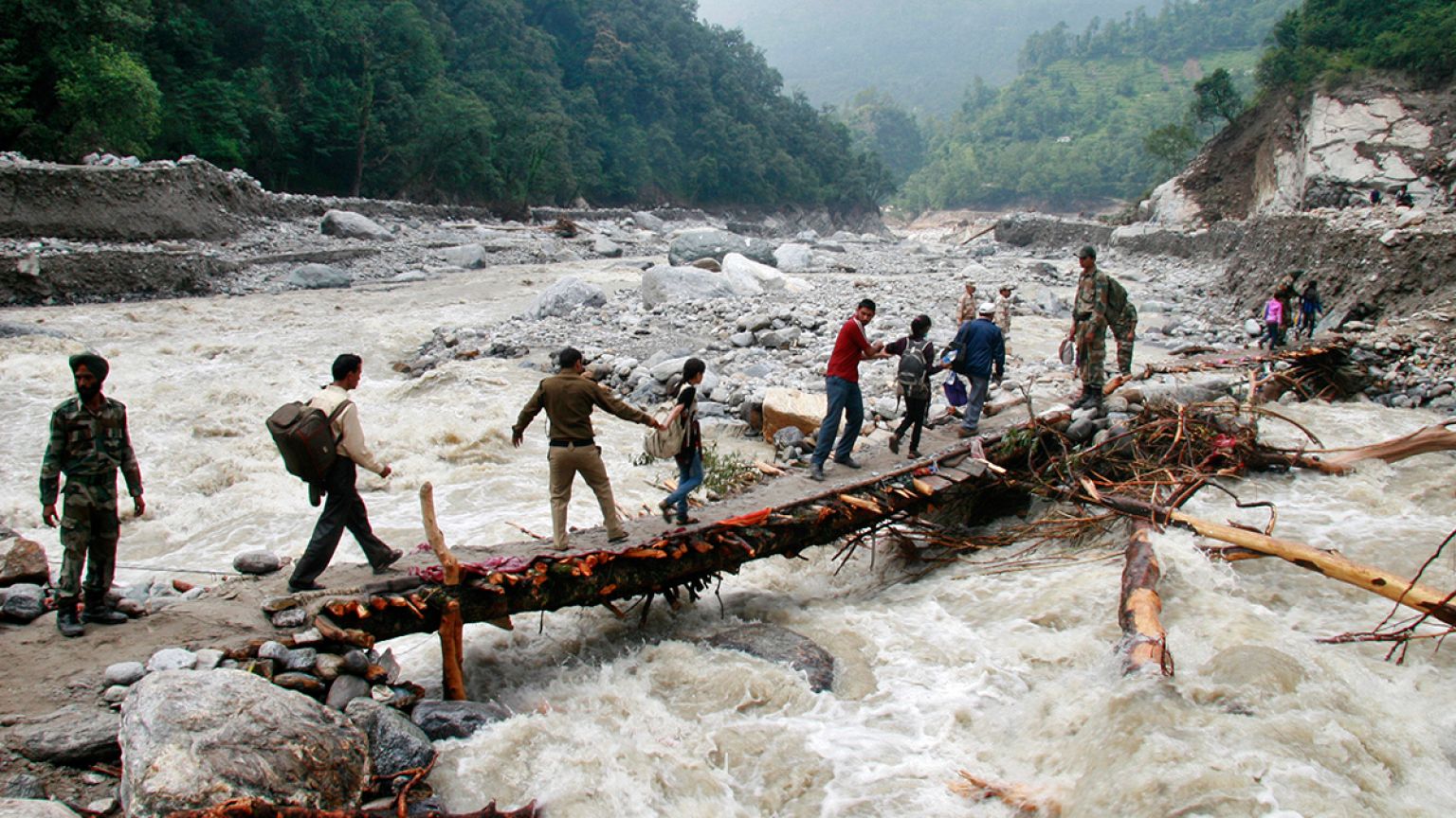 India: Uttarakhand floods kill 800, rescue conditions worsen