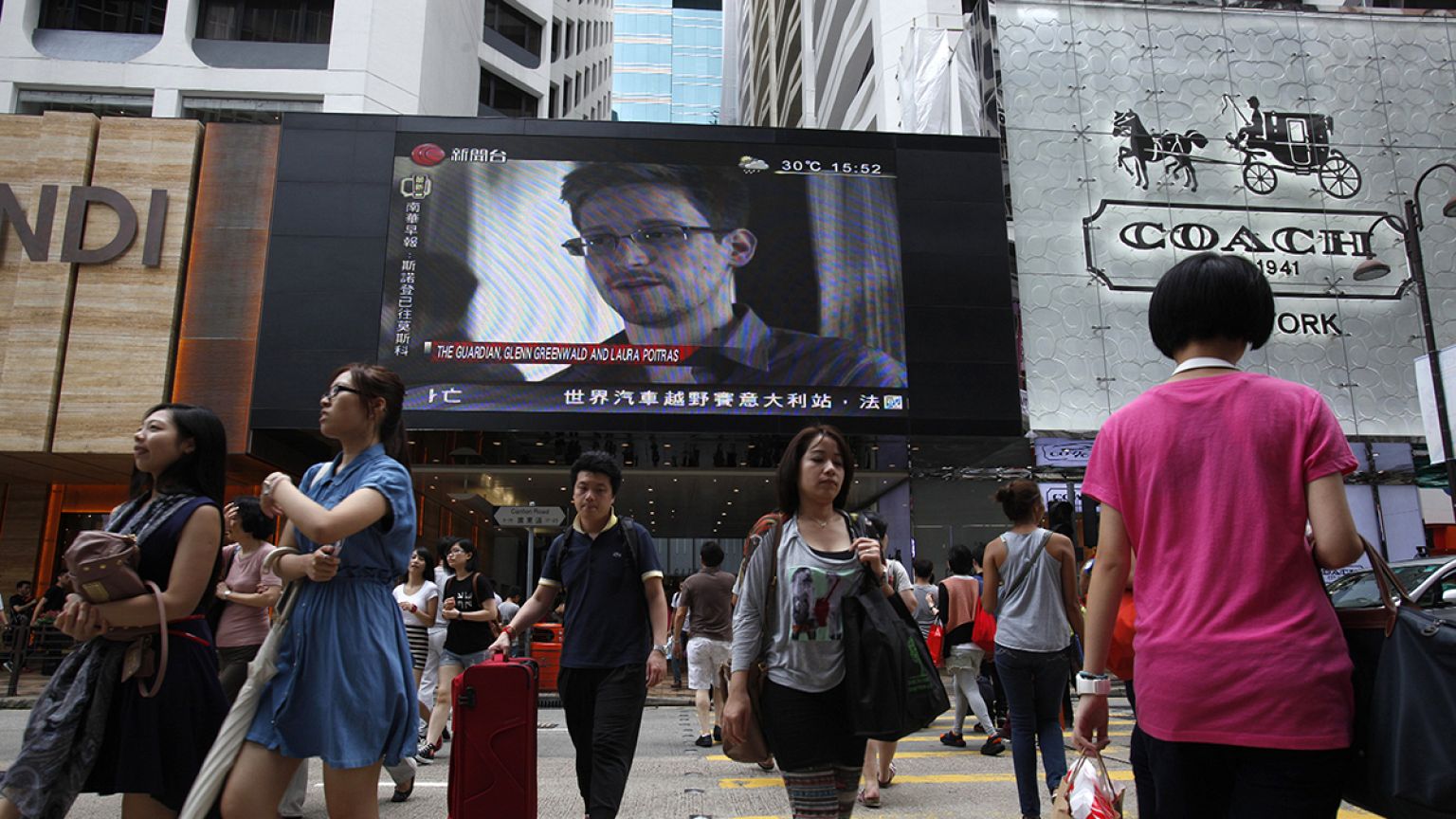 21 országtól kért menedéket Snowden