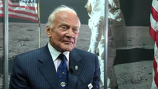 US-Astronaut Buzz Aldrin: "Wir sollten den Mars dauerhaft besiedeln" US-Astronaut Buzz Aldrin: "Wir sollten den Mars dauerhaft besiedeln"