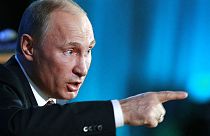 Poutine promulgue une loi interdisant les adoptions pour les couples homosexuels étrangers