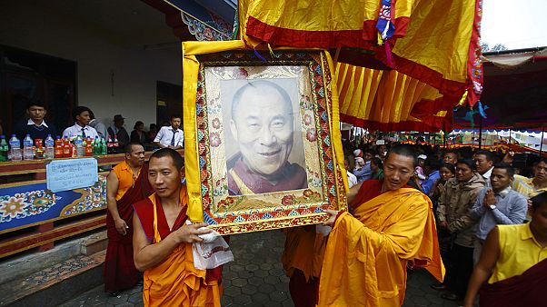 Fegyveres oszlatás a Dalai Láma születésnapján Fegyveres oszlatás a Dalai Láma születésnapján