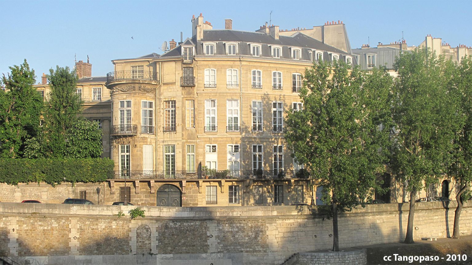 L'Hôtel Lambert ravagé par les flammes à Paris