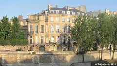 L'Hôtel Lambert ravagé par les flammes à Paris