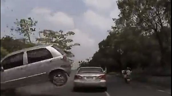 Une voiture s’écrase sur un pare-brise Une voiture s’écrase sur un pare-brise