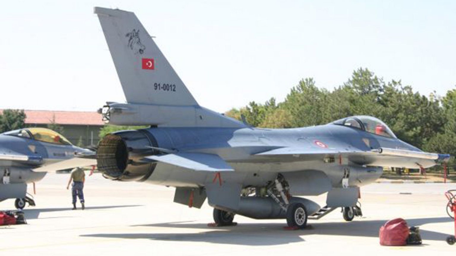 Türk savaş uçakları Suriye sınır hattında