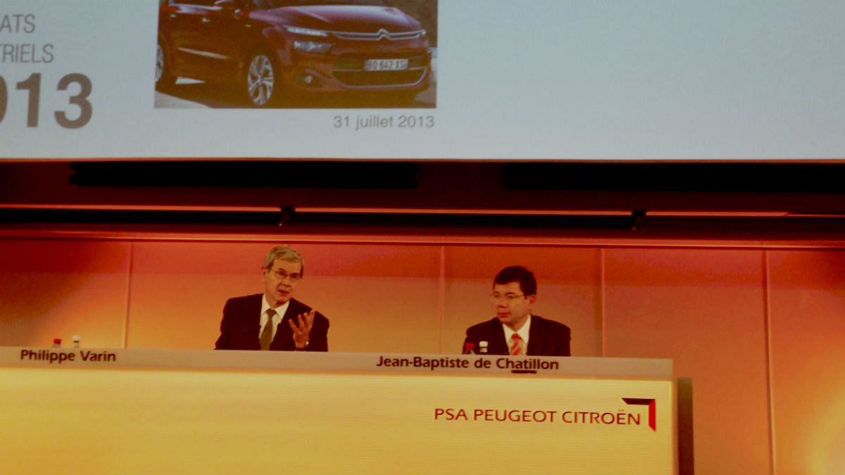 Peugeot Citroën réduit de moitié ses pertes