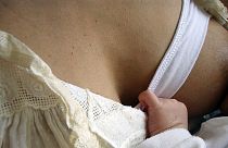 France : une femme loue ses seins pour 20 euros de l'heure