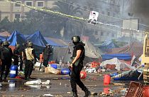 Forças egípcias iniciam dispersão sangrenta nos acampamentos pró-Morsi