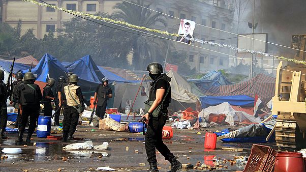 یورش خونبار پلیس مصر به متحصنان هوادار محمد مرسی یورش خونبار پلیس مصر به متحصنان هوادار محمد مرسی