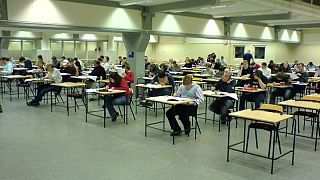 UK: Drop in top A-levels but university admissions peak
