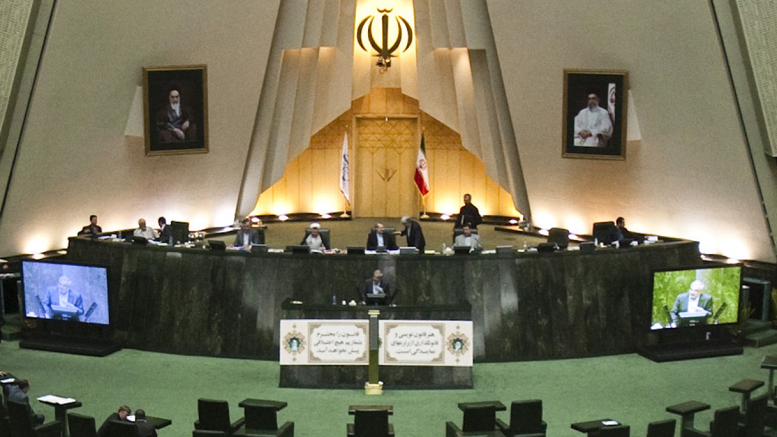 سه یار روحانی از حضور در پاستور بازماندند