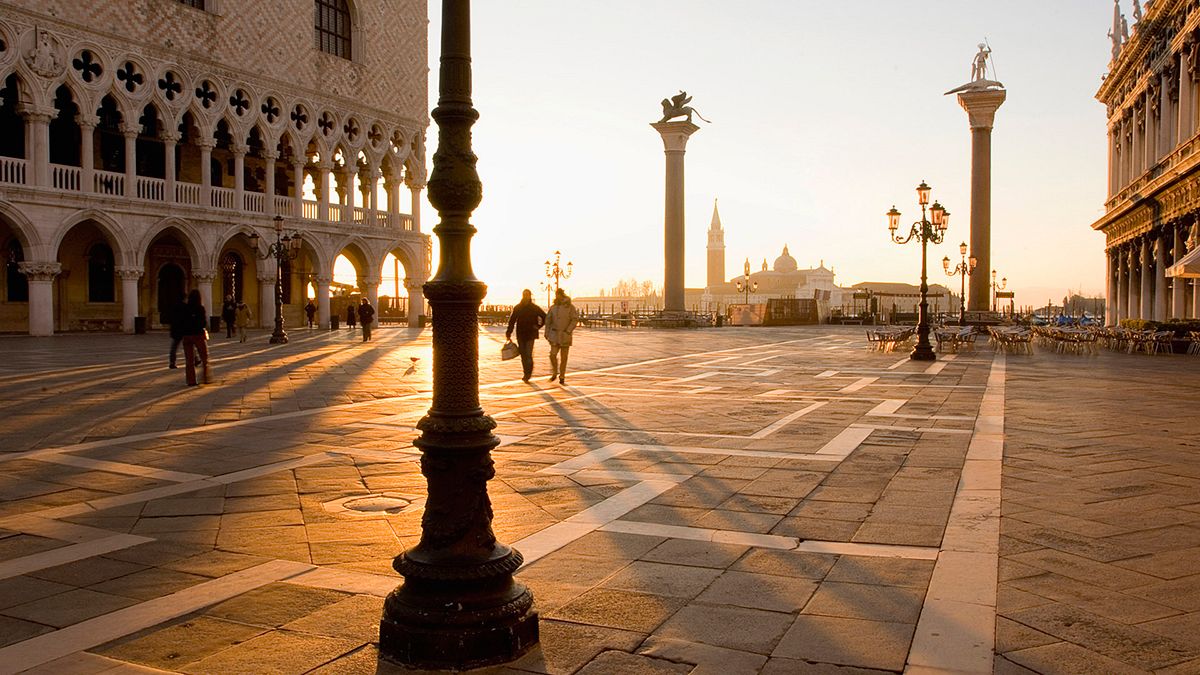 Venice tourists  get shock by 100 euro bill at outdoor Café