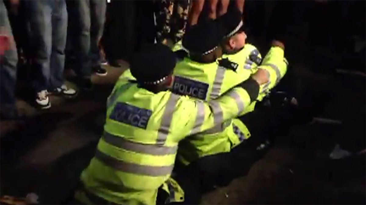 London police officers treat carnival crowd to impromptu dance-off